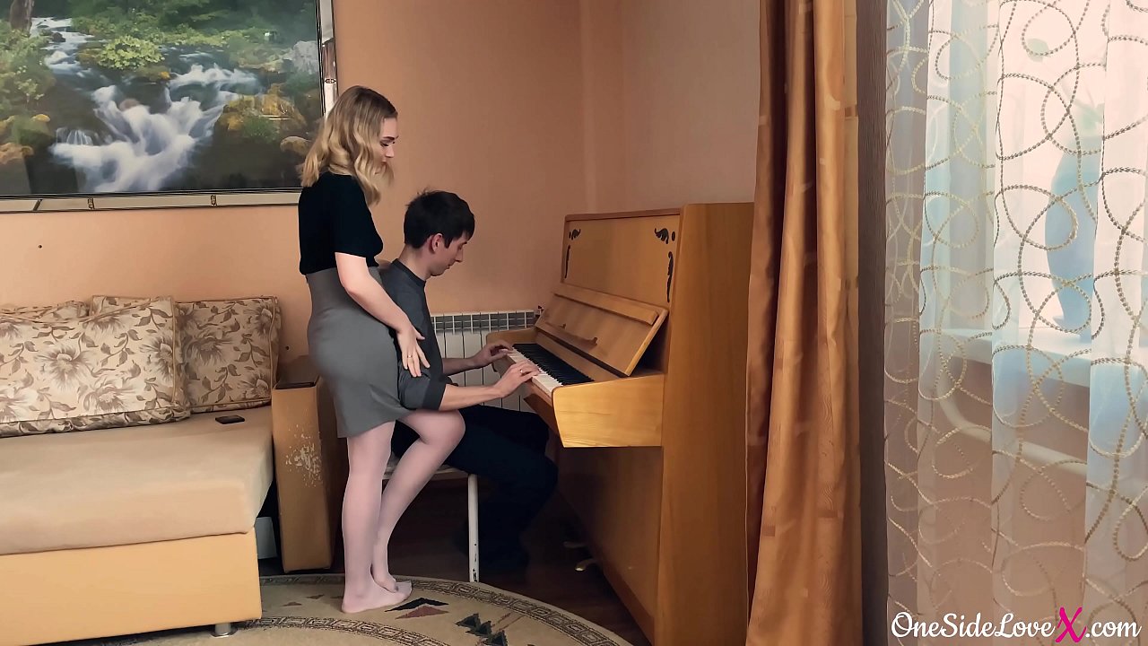Athro Piano sugno dick ei myfyriwr yn ddwfn a fucked ef.