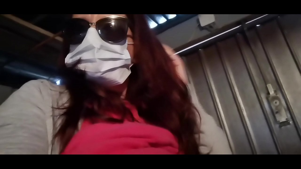 Nicoletta yn dial ar ei chymydog ac yn pees yn ei garej (Cwarantîn Eidalaidd Arbennig Covid19)