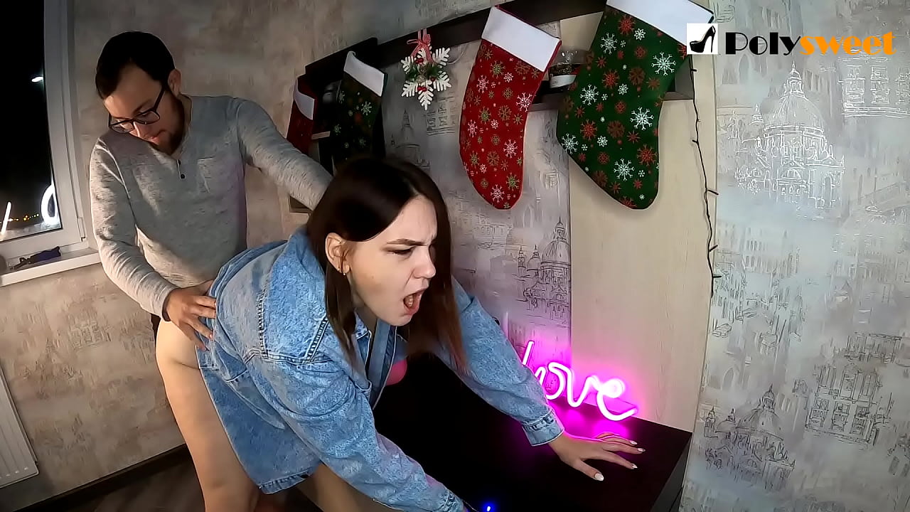 Mwynhaodd y boi ffycin merch bert gyda ponytail yn y ass gyda'i geg a dick