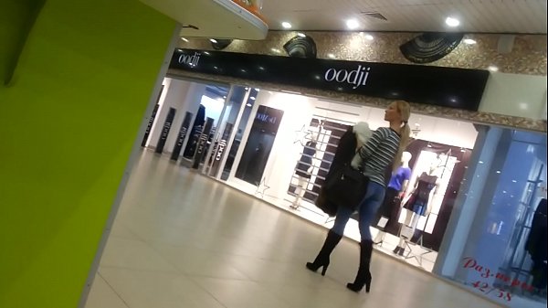 Cyw cwl yn yr archfarchnad.